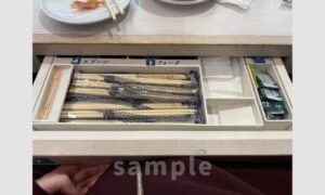 はま寿司のテーブルの引き出しに入った箸とおしぼり