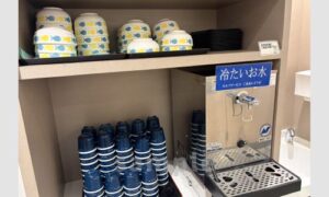 はま寿司の給水機が置かれたセルフサービスの棚